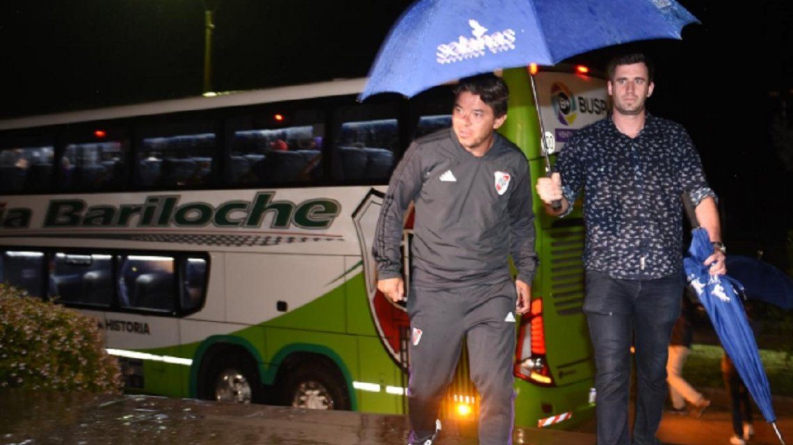 El DT en su llegada a Uruguay (foto: Prensa River) El DT en su llegada a Uruguay (foto: Prensa River)