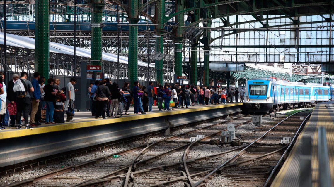 Ferroviarios cerraron una recomposición salarial del 47% para 2018 y casi le empatan a la inflación Ferroviarios cerraron una recomposición salarial del 47% para 2018 y casi le empatan a la inflación