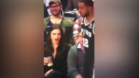 La increíble reacción de una mujer al ver de cerca a LaMarcus Aldridge se hizo viral La increíble reacción de una mujer al ver de cerca a LaMarcus Aldridge se hizo viral