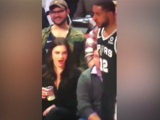 la increible reaccion de una mujer al ver de cerca a lamarcus aldridge se hizo viral la increible reaccion de una mujer al ver de cerca a lamarcus aldridge se hizo viral