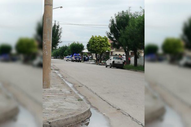 La policÃa buscan al hombre que agredió a su ex pareja y escapó en un patrullero. Foto; La Voz.