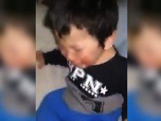 se filmo dandole una paliza a su hijo de tres anos y se lo envio a su ex marido se filmo dandole una paliza a su hijo de tres anos y se lo envio a su ex marido