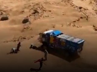 ¡lo piso, lo piso, ayuda!: dramatico accidente en pleno desierto durante el rally dakar ¡lo piso, lo piso, ayuda!: dramatico accidente en pleno desierto durante el rally dakar