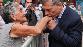Mauricio Macri saluda a una jubilada Mauricio Macri saluda a una jubilada