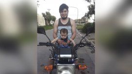 Viajaba en su moto por la autopista de Pilar y murió: buscan testigos del accidente Viajaba en su moto por la autopista de Pilar y murió: buscan testigos del accidente