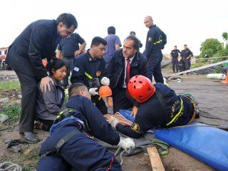 Daniel Scioli durante el rescate de Vanesa Daniel Scioli durante el rescate de Vanesa
