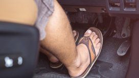 Alerta conductores: manejar con ojotas o sandalias tiene severas multas Alerta conductores: manejar con ojotas o sandalias tiene severas multas