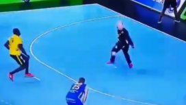 El Mundial de handball y un penal que desafía la lógica: ¿cómo hizo? El Mundial de handball y un penal que desafía la lógica: ¿cómo hizo?