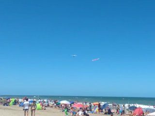 no se toman vacaciones: el particular festejo con un avioneta de unos hinchas de river en villa gesell no se toman vacaciones: el particular festejo con un avioneta de unos hinchas de river en villa gesell
