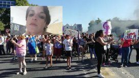 Familiares y amigos de Carla Soggiu cortaron el Puente Alsina para pedir justicia Familiares y amigos de Carla Soggiu cortaron el Puente Alsina para pedir justicia