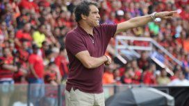 Nunca visto: un alcanzapelotas le robó el celular a un DT en pleno partido...¡y lo descubrieron! Nunca visto: un alcanzapelotas le robó el celular a un DT en pleno partido...¡y lo descubrieron!