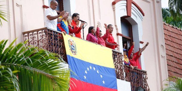Nicolás Maduro habló a sus manifestantes en el balcón<br>