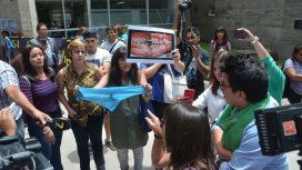 En la puerta del hospital en el que murió la beba se cruzaban los grupos antagónicos En la puerta del hospital en el que murió la beba se cruzaban los grupos antagónicos