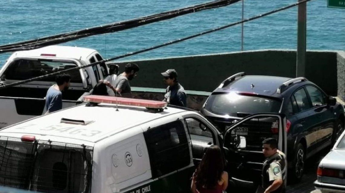 Chile: detuvieron a un trapito por romper el vidrio de un auto para salvar a una perra