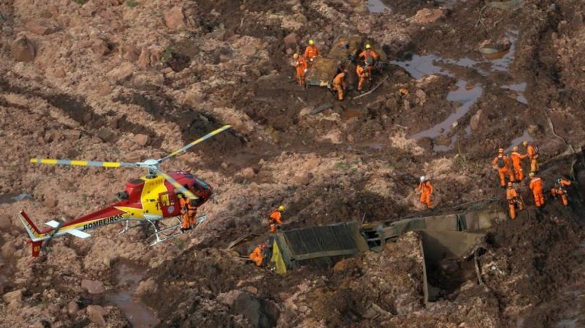 Rescataron a 100 personas de la represa derrumbada en Brasil