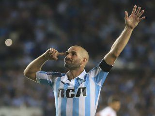Lisandro López festeja su gol de penal Lisandro López festeja su gol de penal