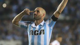 Lisandro López festeja su gol de penal Lisandro López festeja su gol de penal