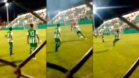 A lo Roberto Carlos: el gol del ascenso argentino que va a recorrer el mundo A lo Roberto Carlos: el gol del ascenso argentino que va a recorrer el mundo