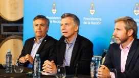 Cornejo, junto a Macri y Frigerio en una conferencia de prensa Cornejo, junto a Macri y Frigerio en una conferencia de prensa