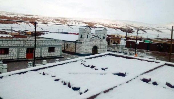 Catua, a 360 kilómetros de la capital, jujeña, estuvo cubierta de nieve en pleno verano<br>“/></figure>
<p>Catua, a 360 kilómetros de la capital, jujeña, estuvo cubierta de nieve en pleno verano</p>
<p>Por el fenómeno atípico se formó una cola de vehículos de más de tres kilómetros, que seguían atascados en ese paso fronterizo este martes por la lluvia y la acumulación de<strong> nieve en la banquina</strong>.</p>
<p>Otros sectores de Jujuy también recibieron nieve, como las localidades de Catua, Minas Pirquitas o El Toro, en el departamento de Susquesen, cerca de la frontera con Salta.</p>
<p>Durante el mediodía <strong>se registraron temperaturas de entre 5° y 10°</strong>, informó el sitio <em>El Tribuno</em>de Jujuy.</p>
<p>
El problema principal ante esta eventualidad es que las precipitaciones ahora son más que nada en forma de lluvia y hay pobladores evacuados, aunque la ayuda humanitaria tarda en llegar por lo difícil que es transitar los caminos en estas condiciones.
</p>
<div class=
