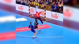 ¡Imposible! La Champions League de handball y una jugada que ya dio la vuelta al mundo ¡Imposible! La Champions League de handball y una jugada que ya dio la vuelta al mundo