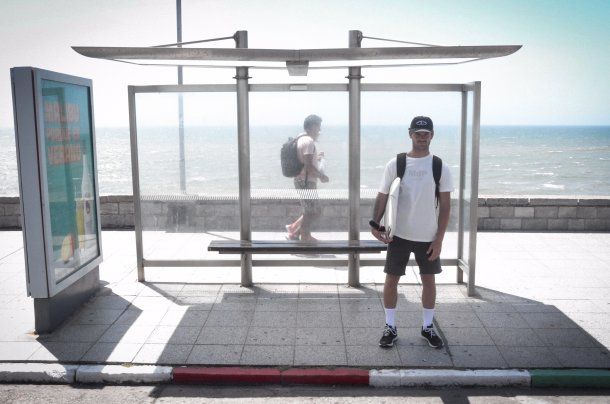 <p>En los micros hasta hay pegados carteles que anuncian la prohibición de subir con cualquier tabla (Crédito Pedro Malevini) </p>