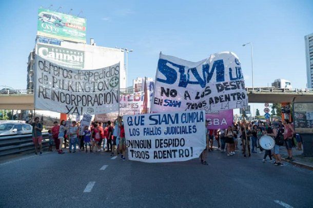 Trabajadores de Siam en Puente Pueyrredón - Crédito: Siam en Lucha