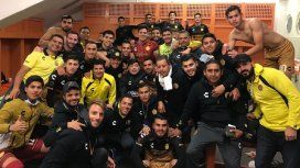 Diego Maradona festejó en el vestuario a puro baile Diego Maradona festejó en el vestuario a puro baile