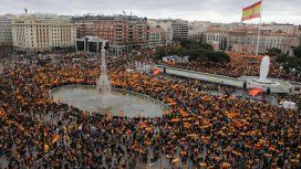 La derecha y los ultras de Vox se movilizan en España para pedir la destitución de Sánchez La derecha y los ultras de Vox se movilizan en España para pedir la destitución de Sánchez