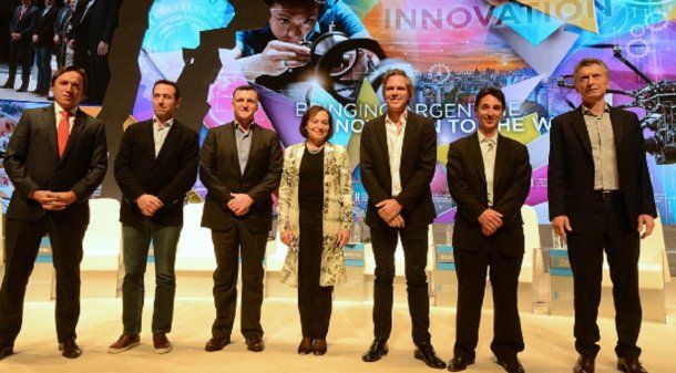 El presidente Macri junto a Alec Oxenford y otros empresarios del sector