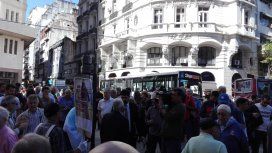 El Gobierno quiere cerrar minutouno.com y C5N: multitudinaria marcha en apoyo a los trabajadores El Gobierno quiere cerrar minutouno.com y C5N: multitudinaria marcha en apoyo a los trabajadores