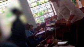 La menor hablaba por teléfono en clase La menor hablaba por teléfono en clase