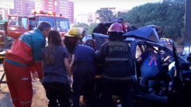 Un hombre fue rescatado por los bomberos del auto Un hombre fue rescatado por los bomberos del auto
