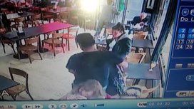Agentes de seguridad privada lincharon a un carterista que fue filmado in fraganti Agentes de seguridad privada lincharon a un carterista que fue filmado in fraganti