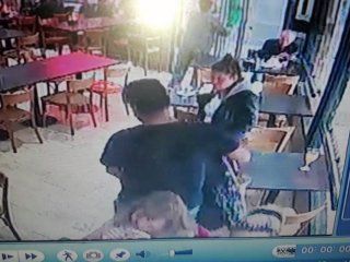 agentes de seguridad privada lincharon a un carterista que fue filmado in fraganti agentes de seguridad privada lincharon a un carterista que fue filmado in fraganti