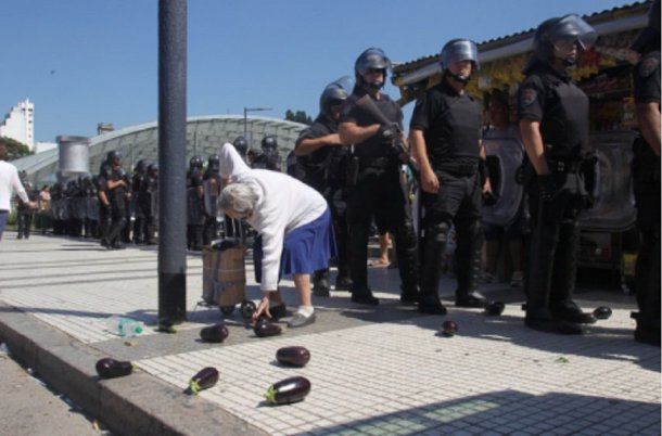 La policía desalojó el feriazo y los alimentos terminaron en la vereda<br>“/></figure>
<p>La policía desalojó el feriazo y los alimentos terminaron en la vereda</p>
<p>En ella se puede ver a una jubilada intentanda recoger las berenjenas que quedaron desparrandas por el piso luego de la represión policial al “feriazo” que intentaron realizar pequeños productores en Constitución.</p>
<p>Ávila también captó el momento preciso en el que un efectivo de la policía disparaba gas lacrimógeno no ya contra los manifestantes, sino directamente contra los periodistas que cubrían la protesta.</p>
<p>Junto a Ávila también fue detenido<strong> Juan Pablo Barrientos</strong>, fotógrafo de la Revista Cítrica, y <strong>Lucas Martínez</strong>, periodista de <em>El Destape</em>, fue golpeado mientras filmaba con su celular las detenciones.</p>
<p>“El tipo, al que identifico como un oficial con casco de moto se me viene encima y se come la cámara, se la come él la cámara” contó Ávila a <em>Página/12</em> y salió al cruce de la versión policial que indicaba que el periodista había supuestamente agredido al policía. Esta es la versión en base a la cual lo persiguieron y detuvieron bajo la acusación de agresión y resistencia a la autoridad.</p>
<p>Ávila contó que luego de generar el encontronazo el mismo policía empezó a perseguirlo al grito de “es ese, es ese”. “Ahí empiezan a aparecer todos los policías a intentar agarrarme y yo mientras le intentaba hacer fotos al tipo, porque se me viene corriendo con el palo en la mano”, detalló.</p>
<style type=