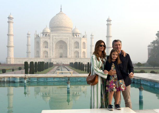 Mauricio Macri con su familia en el Taj Mahal<br>