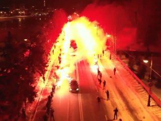 video: el impresionante pasillo de fuego de los hinchas para recibir al zenit video: el impresionante pasillo de fuego de los hinchas para recibir al zenit