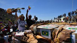 Queman la carga de ayuda humanitaria en la frontera de Venezuela y Colombia Queman la carga de ayuda humanitaria en la frontera de Venezuela y Colombia