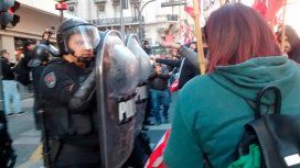 Los trabajadores se enfrentan a la policía que no quiere que corten la calle. Los trabajadores se enfrentan a la policía que no quiere que corten la calle.