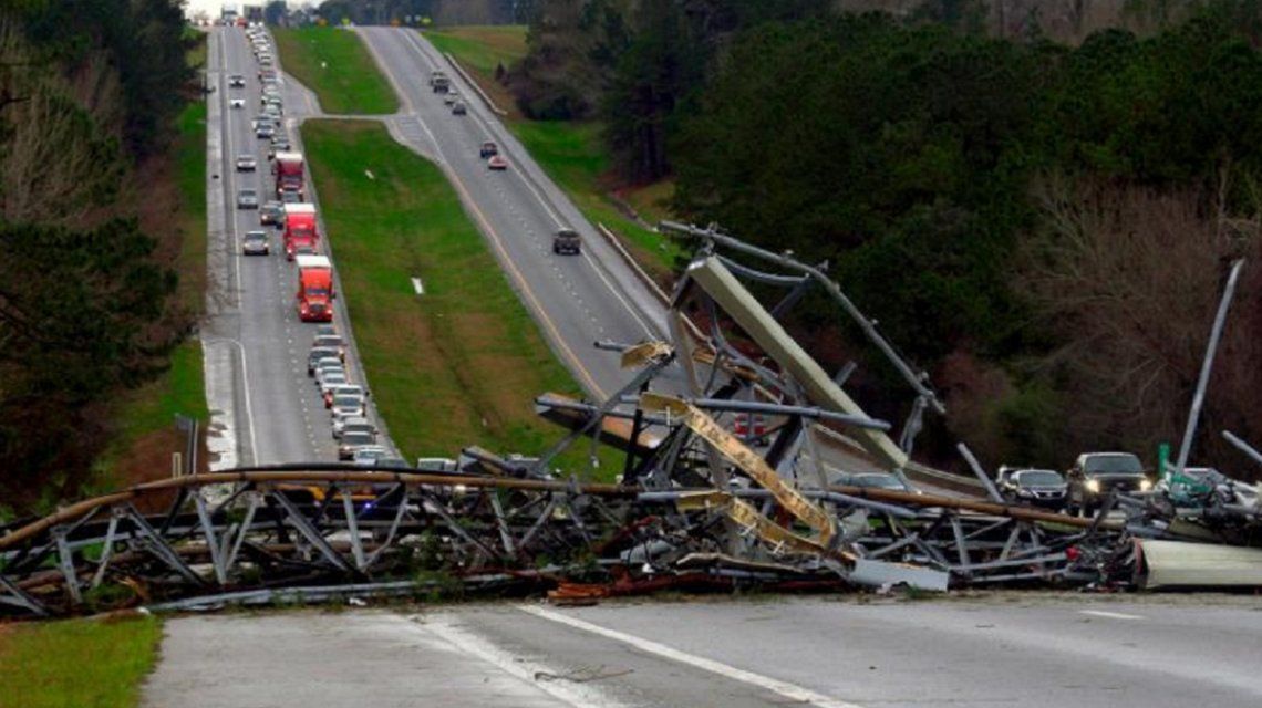 Alabama: un tornado dejó al menos 23 muertos