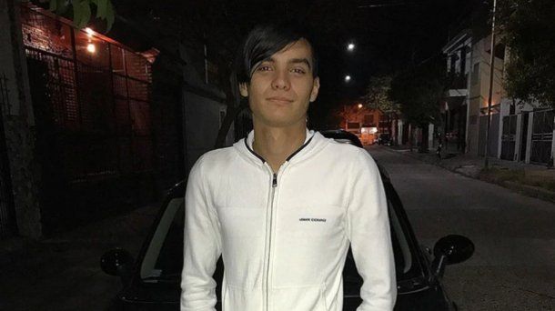 <p>Santiago López recaudó un millón de dólares reportando bugs</p>“/></figure>
<p>Santiago López recaudó un millón de dólares reportando bugs</p>
<p>Su trabajo consiste en hacer la red más segura detectando y solucionando los puntos débiles y las fallas de software antes de que lo hagan otros. Hay muchas empresas dispuestas a pagar altas sumas de dinero a quienes sean capaces de hacerlo.<br><br><strong>Facebook</strong>, <strong>Google y </strong><strong>Apple</strong>, entre otras grandes empresas, contratan a este tipo de hackers para mejorar su seguridad cibernética. Muchos de ellos son adolescentes.<br><br>López trabaja arreglando los sitios webs de grandes compañías y logró hacer una fortuna con su talento informático. Tanto es así que sus 19 años se convirtió en millonario, obteniendo unos ingresos que equivalen a 40 veces el salario promedio anual en el país.</p>
<figure class=