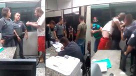 La policía de Bolsonaro le quebró el brazo a un dirigente petista por llevar una remera de Lula libre La policía de Bolsonaro le quebró el brazo a un dirigente petista por llevar una remera de Lula libre