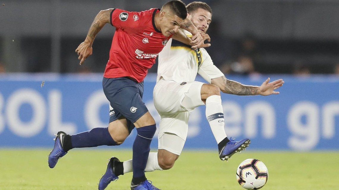 Nahitan Nández pelea por la pelota Nahitan Nández pelea por la pelota