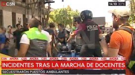 Reprimieron a puesteros ambulantes tras la marcha de los docentes a Plaza de Mayo Reprimieron a puesteros ambulantes tras la marcha de los docentes a Plaza de Mayo