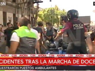 reprimieron a puesteros ambulantes tras la marcha de los docentes a plaza de mayo reprimieron a puesteros ambulantes tras la marcha de los docentes a plaza de mayo