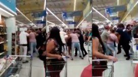 La peor cara de la crisis: feroz pelea en un supermercado de José C. Paz por la última milanesa en oferta La peor cara de la crisis: feroz pelea en un supermercado de José C. Paz por la última milanesa en oferta