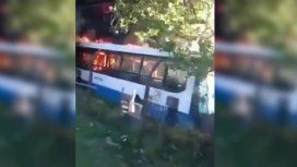 Se prendieron fuego al menos 15 colectivos en la terminal de Monte Grande Se prendieron fuego al menos 15 colectivos en la terminal de Monte Grande