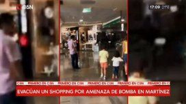 Evacúan un shopping de Martínez por una amenaza de bomba Evacúan un shopping de Martínez por una amenaza de bomba