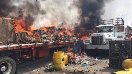Venezuela: la ayuda humanitaria habría sido quemada por un manifestante antichavista Venezuela: la ayuda humanitaria habría sido quemada por un manifestante antichavista